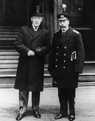 El rey posa con el presidente Wilson fuera del Palacio de Buckingham, 31 de diciembre de 1919