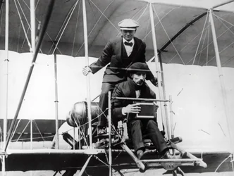Thomas E. Grant con el Sr. Lewis Turner en una máquina voladora para fotografiar el eclipse