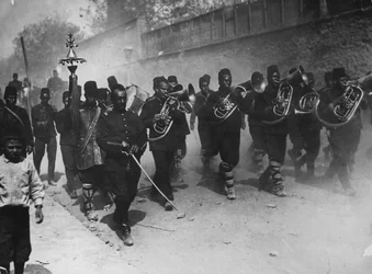 Entrada triunfal en Constantinopla por soldados jóvenes turcos, mayo de 1909