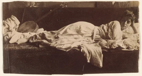 Blanche Gilroy con traje clásico, reclinada con banjo