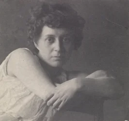 Katherine Cook con traje clásico