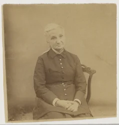 Retrato de una mujer mayor sentada
