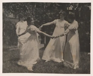 Susan Hannah Macdowell, niña no identificada, Elizabeth Macdowell y posiblemente Mary Macdowell en la casa Macdowell