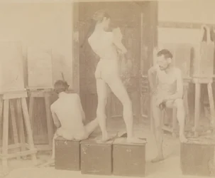 [Tres modelos desnudas en el estudio de pintura]