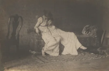 [Dos alumnas con trajes clásicos en el estudio de Eakins]