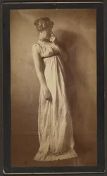Mujer con traje clásico