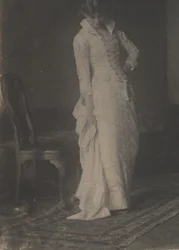 [Mujer con vestido de corpiño blanco en el estudio de Thomas Eakins], 1880s