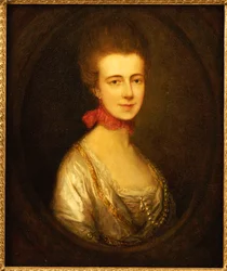 Retrato de la señorita Boone, con un vestido blanco con bordado dorado y cadena de perlas, una cinta roja alrededor del cuello