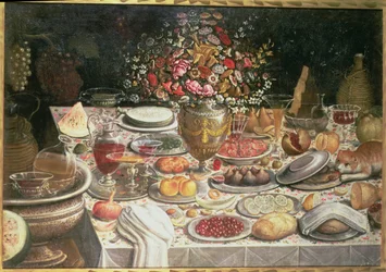 Naturaleza muerta de una mesa cargada de comida, bebida y un jarrón de flores