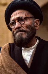 Clérigo chií iraní con gafas y turbante