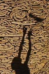 Sombra de un hombre apilando corcho para exportarlo desde Marruecos