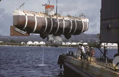 El sumergible Trieste, puerto de Apra, Guam, c.1960 (foto)