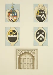 Escudos de armas y enjutas sobre la puerta en la casa del sacristán en Whitson Court
