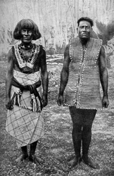 El traje ceremonial de guerra y el paño de cintura cotidiano, Islas Gilbert, 1922