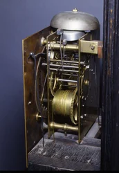 (detalle) de un reloj de pie de mes romano de Carlos II, 1675