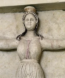 Tumba tracia de Sveshtari, detalle de una estatua de mujer en Atlas, siglo III a.C.