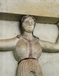 Tumba tracia de Sveshtari, detalle de una estatua de mujer en Atlas, siglo III a.C. (escultura en piedra)