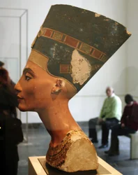 Busto retrato de Nefertiti (siglo XIV a.C.) reina-consorte del faraón Akhenatón en el Museo Egipcio en el Altes Museum Berlín.