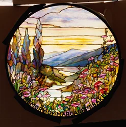 Ventana con puesta de sol y montañas, Tiffany Studios, c.1900