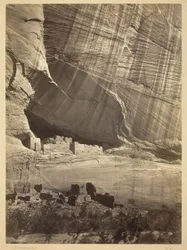 Ruinas antiguas en el Cañón de Chelle, N.M. En un nicho a 50 pies sobre el lecho actual del Cañón.