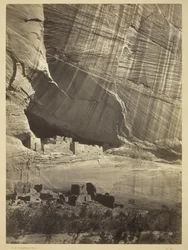 Ruinas antiguas en el Cañón de Chelly, N.M., en un nicho 50 pies sobre el lecho actual del cañón, 1873