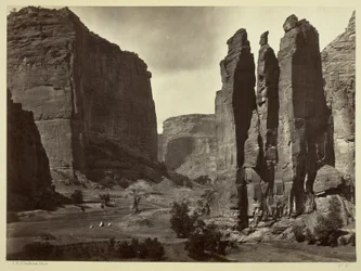 Cañón de Chelle, paredes del Gran Cañón, aproximadamente 1200 pies de altura, 1873