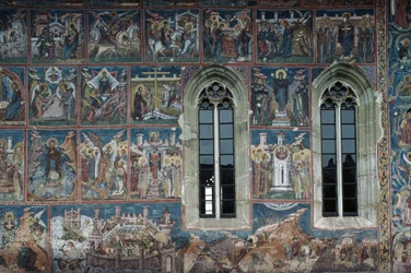 Figuras de santos, fresco en las paredes exteriores del monasterio de Moldovita