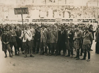 Álbum "MVSN- Camisas Negras": Cazadores de Frosinone, armados con una escopeta, con dos oficiales de la Milicia Forestal en Nápoles (foto en b/n)
