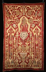 Un arco de oración de satén rojo, bordado con hilos dorados y plateados y apliques con brocados