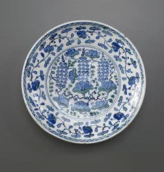 Plato con diseño de uvas, Iznik, dinastía Otomana