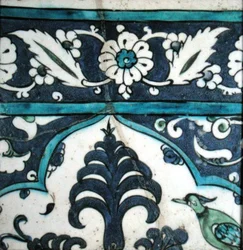 Azulejo de Isnik con diseño floral y borde