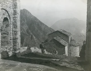 Abadía de San Pietro al Monte, Civate, Lombardía, Italia, fotografía de Ugo Monneret de Villard, hacia 1910.