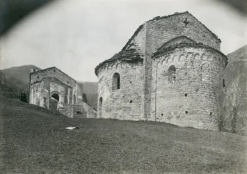 Ábside de la abadía de San Pietro al Monte, Civate, Lombardía, Italia, fotografía de Ugo Monneret de Villard, hacia 1910.