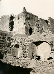Iglesia del monasterio de San Simeón, esquina noroeste antes de la restauración, Asuán, Egipto, fotografía de Ugo Monneret de Villard.