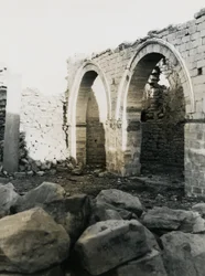 Columna y arcos, interior de basílica cristiana dedicada a la Virgen María, Qasr Ibrim, Egipto, fotografía de Ugo Monneret de Villard.