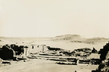 Zona comercial en el Monasterio de San Simeón, Asuán, Egipto, fotografía de Ugo Monneret de Villard