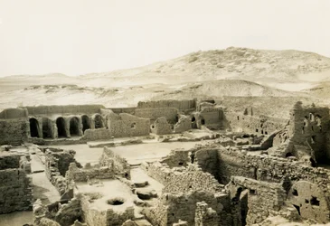Zona comercial en el Monasterio de San Simeón, Asuán, Egipto, fotografía de Ugo Monneret de Villard