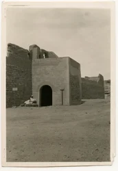 Puerta oriental y torre del monasterio de San Simeón, Asuán, Egipto, fotografía de Ugo Monneret de Villard.
