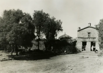 Entrada al recinto que rodea la iglesia de Nuestra Señora María de Sión, Axum, Etiopía, fotografía de Ugo Monneret de Villard, hacia 1937.
