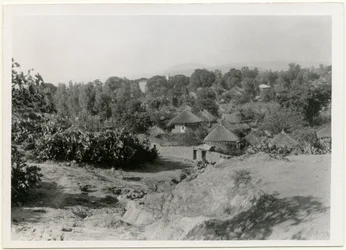 Aldea etíope con casas circulares de paja, Axum, Etiopía, fotografía de Ugo Monneret de Villard