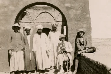 Cuatro obreros, el arquitecto Ferdinando Reggiori y el arqueólogo Ugo Monneret de Villard en el Monasterio de San Simeón, Asuán, Egipto, fotografía de Ugo Monneret de Villard.