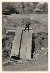 Fragmento de estela, Axum, Etiopía, fotografía de Ugo Monneret de Villard