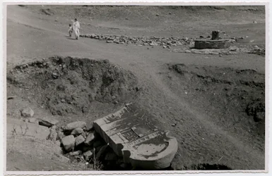 Fragmentos de estela, Axum, Etiopía, fotografía de Ugo Monneret de Villard