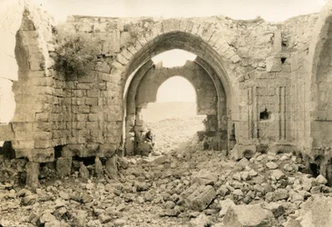 Interior de la basílica bizantina de Ammán (Jordania), fotografía de Ugo Monneret de Villard, hacia 1920.