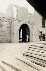 Interior de la puerta oriental y la torre, Monasterio de San Simeón, Asuán, Egipto, fotografía de Ugo Monneret de Villard.