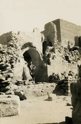 Interior de la gran torre del homenaje (qasr) del monasterio de San Simeón, Asuán, Egipto, fotografía de Ugo Monneret de Villard.