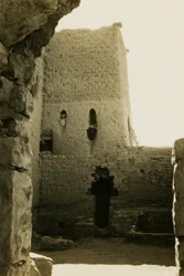 Interior de la gran torre del homenaje (qasr) del monasterio de San Simeón, Asuán, Egipto, fotografía de Ugo Monneret de Villard.
