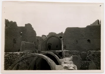 Gran torre del homenaje (qasr) del monasterio de San Simeón, Asuán, Egipto, fotografía de Ugo Monneret de Villard.