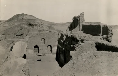 Gran torre del homenaje (qasr) del monasterio de San Simeón, vista del pasadizo antes de su excavación, Asuán, Egipto, fotografía de Ugo Monneret de Villard.