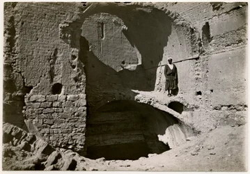 Gran torre del homenaje (qasr) del monasterio de Asuán (Egipto), fotografía de Ugo Monneret de Villard.